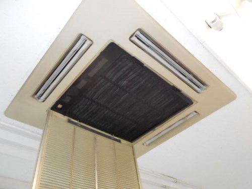 フィルター掃除後の業務用エアコン