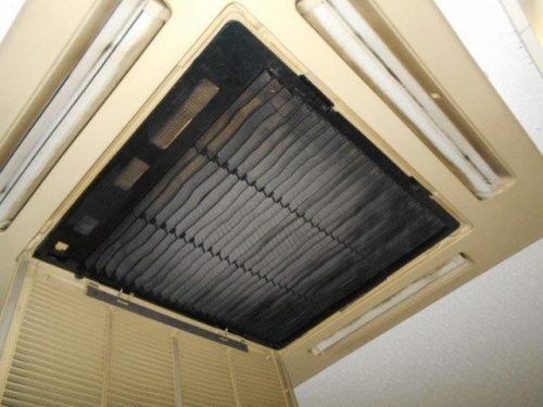 ホコリが溜まっている業務用エアコン