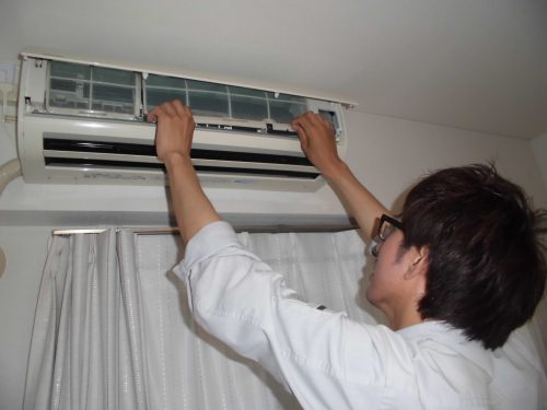 エアコンのフィルターを取り外している様子