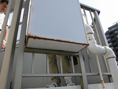 サビが進行している消火栓収納箱