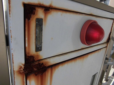 劣化が進行し、塗装が剥がれている消火栓収納箱