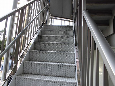 全体的に錆びてしまっている外階段