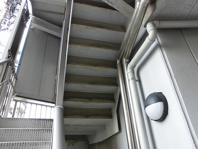 全体的に錆びてしまっている外階段の裏面