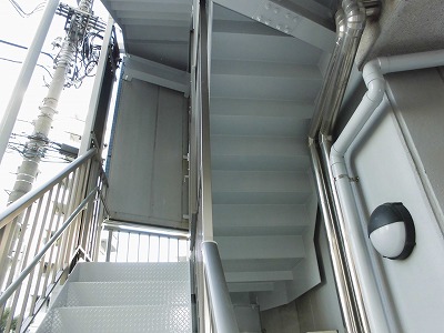 塗装され綺麗になった階段裏