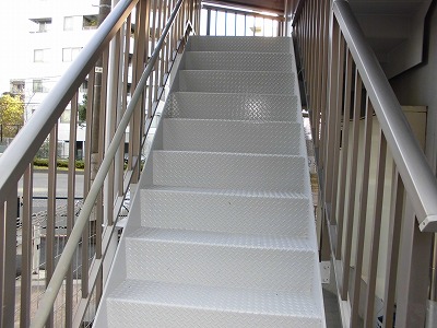 塗装され綺麗になった階段