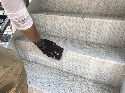 汚れを擦り取っている