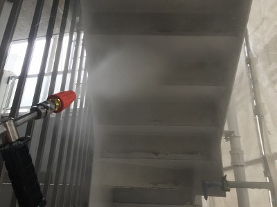 高圧洗浄でホコリ、汚れを除去