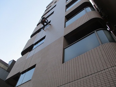 ガラス清掃作業中