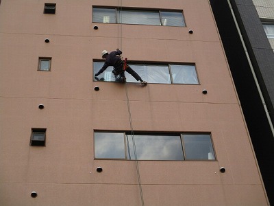 ガラス清掃作業中