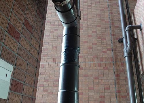 漏水箇所をテープで応急処置