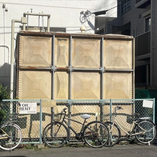 スペースが無く、道路脇に並んでいる自転車