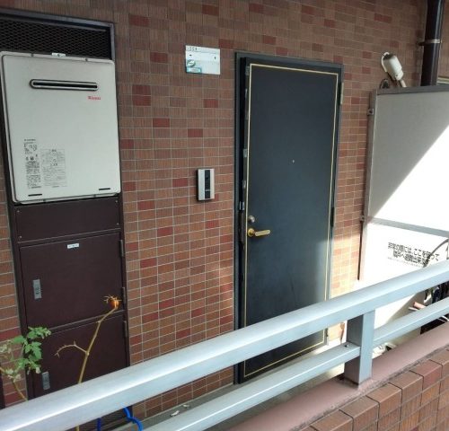 干渉して閉まらない玄関ドア