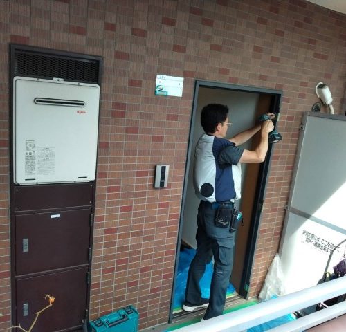 既存のドア･蝶番を撤去...