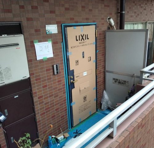 新しいドアを取付...