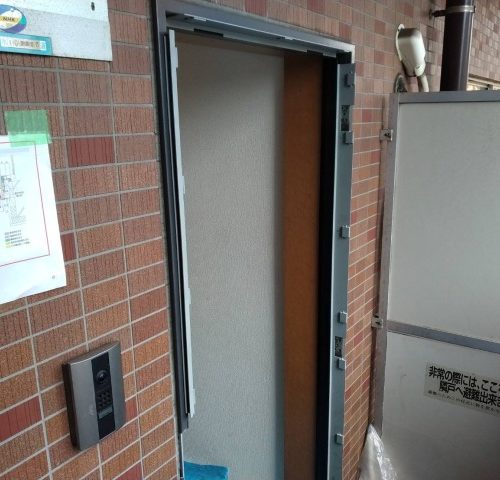 新しい枠を取付中...