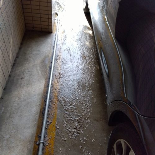 排水詰まりで水が流れ出ていました