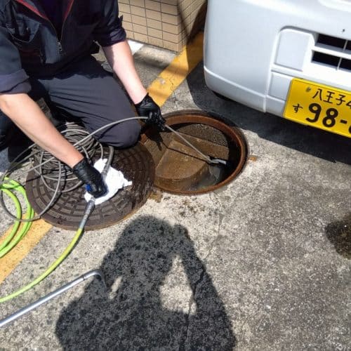 高圧洗浄で詰り除去作業中