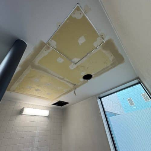 解体した天井の復旧工事中