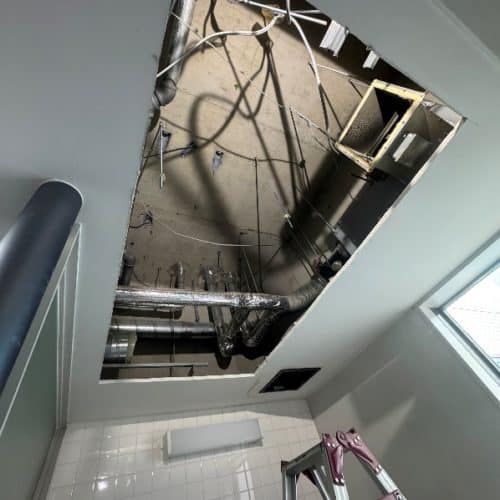 天井解体・機器撤去後