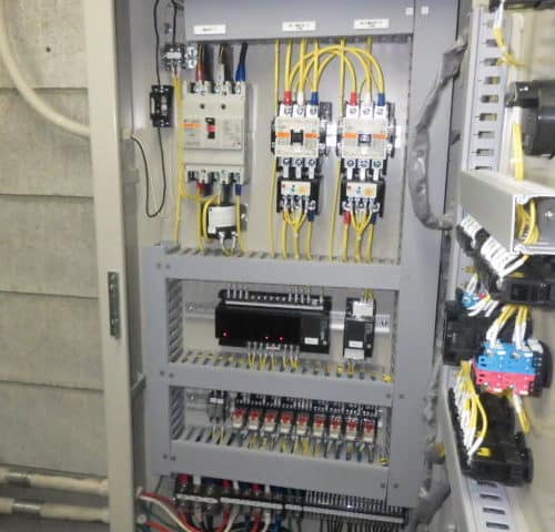 新しい制御盤。ブレーカー取付など配線作業中