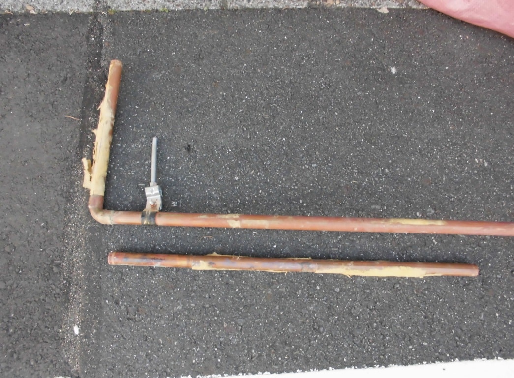 漏水原因の配管を撤去中