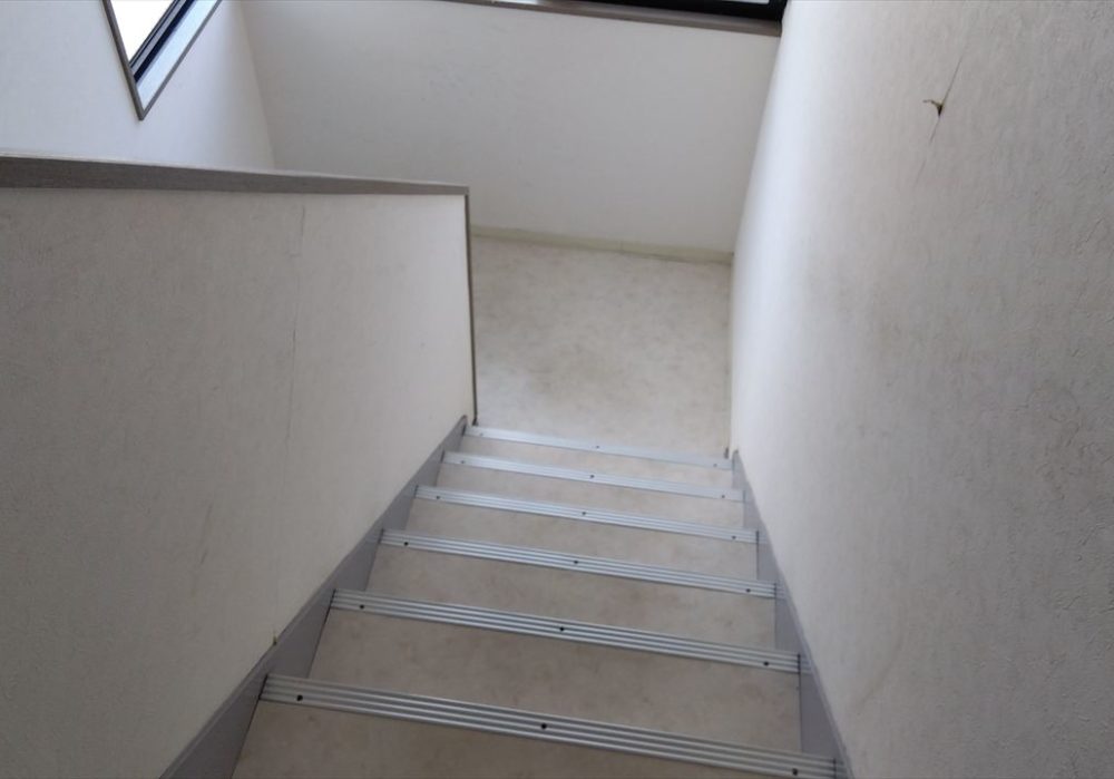 建物内の階段の画像