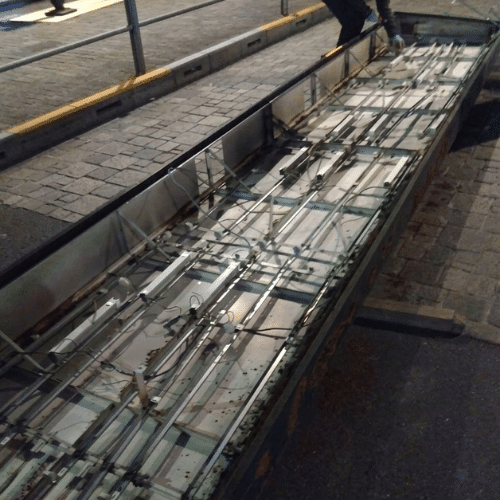 取り外された古い看板の画像