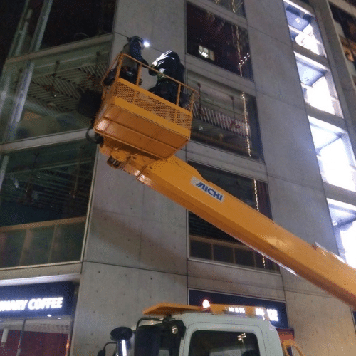 高所作業車に乗っている作業員の画像