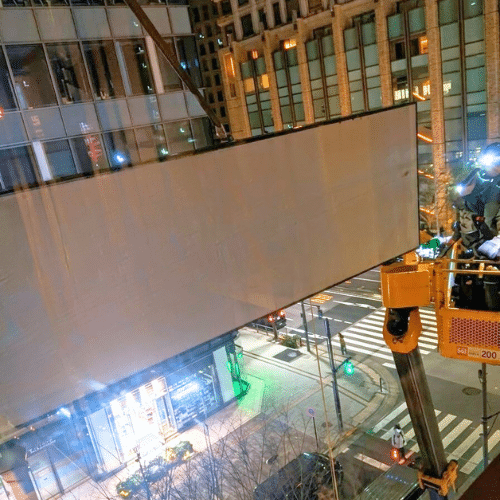 釣り上げられてる看板の画像