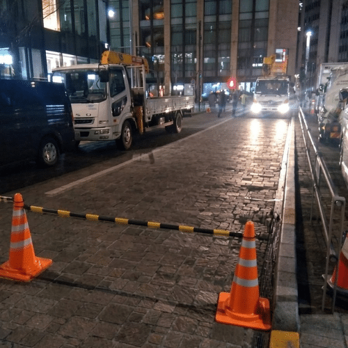 作業場所の通行止めを行っている画像