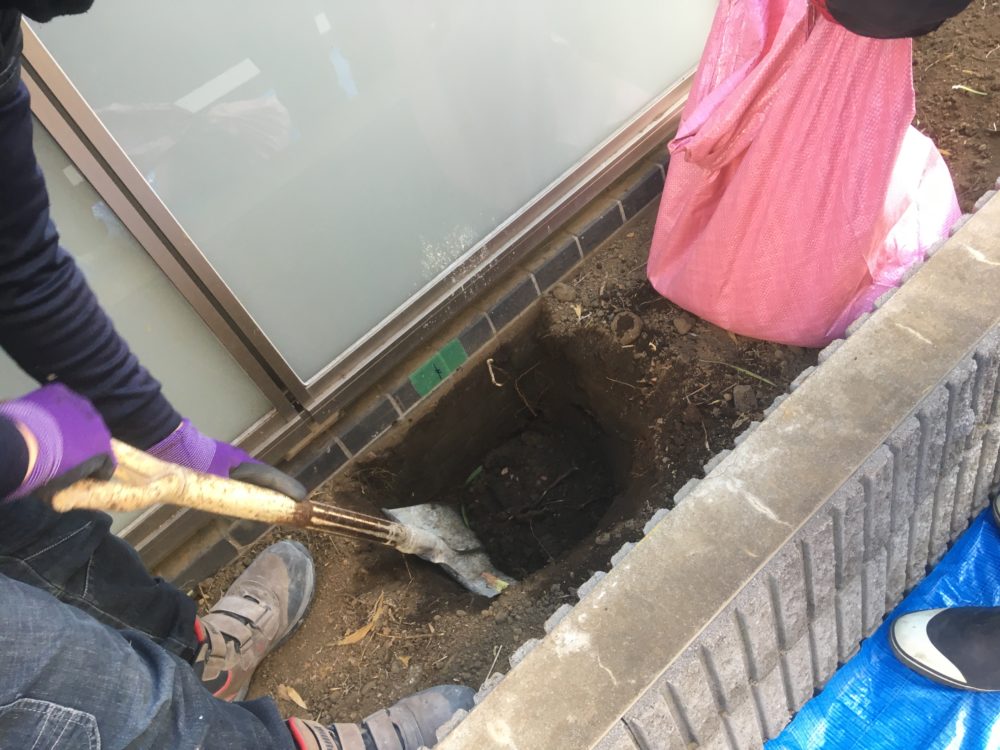 シャベルで根切り