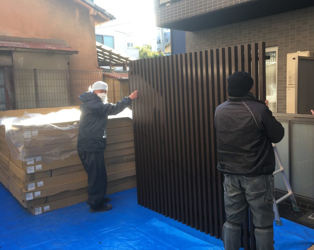 一枚ずつ手作業で運びます