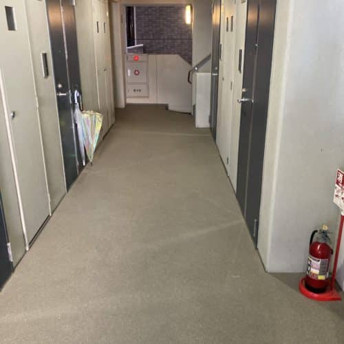 貼り替え前の廊下。所々に汚れがあります…