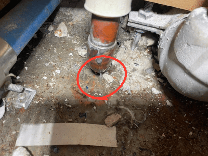 給水管に小さな穴が開いているのを確認した画像