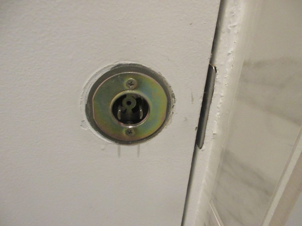 ドアノブが外れた扉の画像