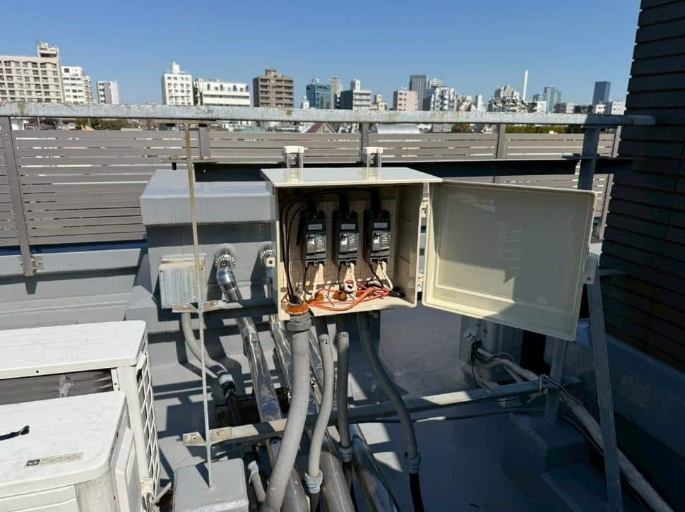 開閉チェックをしている分電盤キャビネットの画像