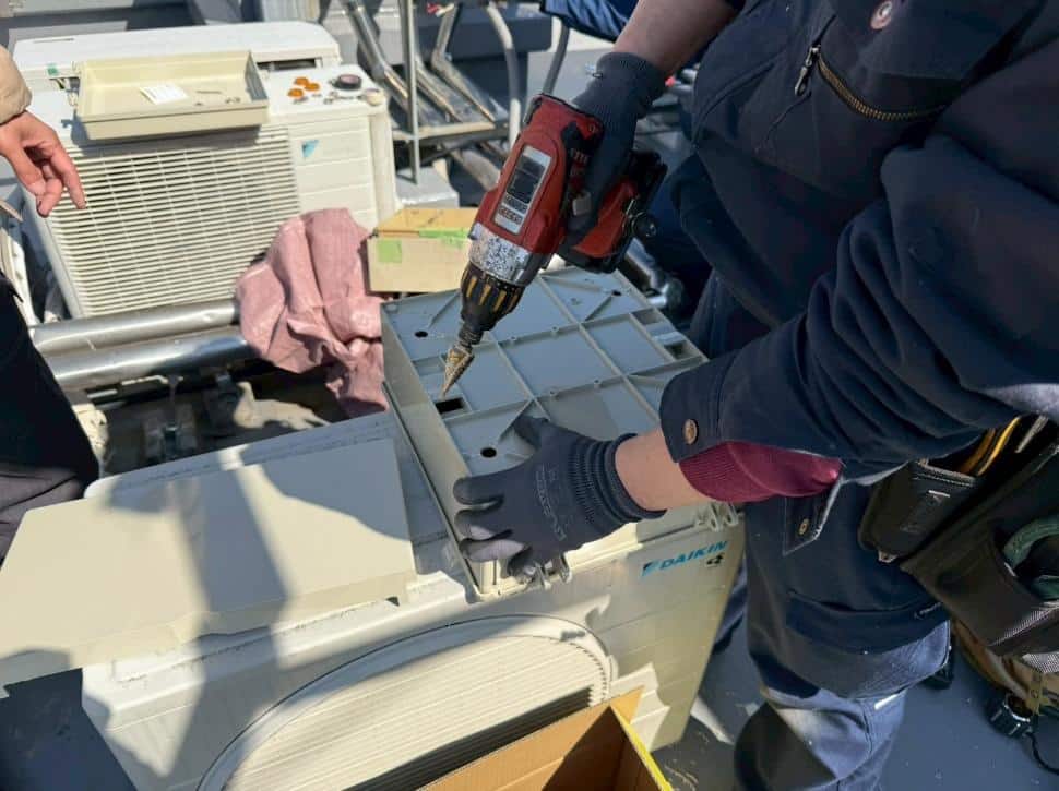 新しいキャビネットの加工をしている画像