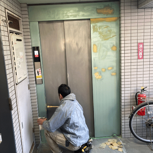 プライマー塗布作業中の画像