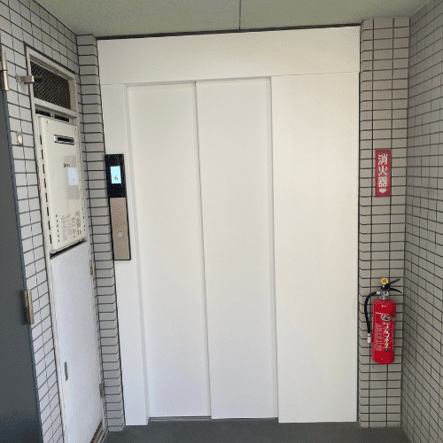 シート貼りが完了したエレベーターの画像