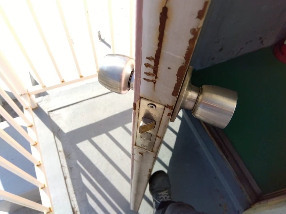 サビている扉の画像