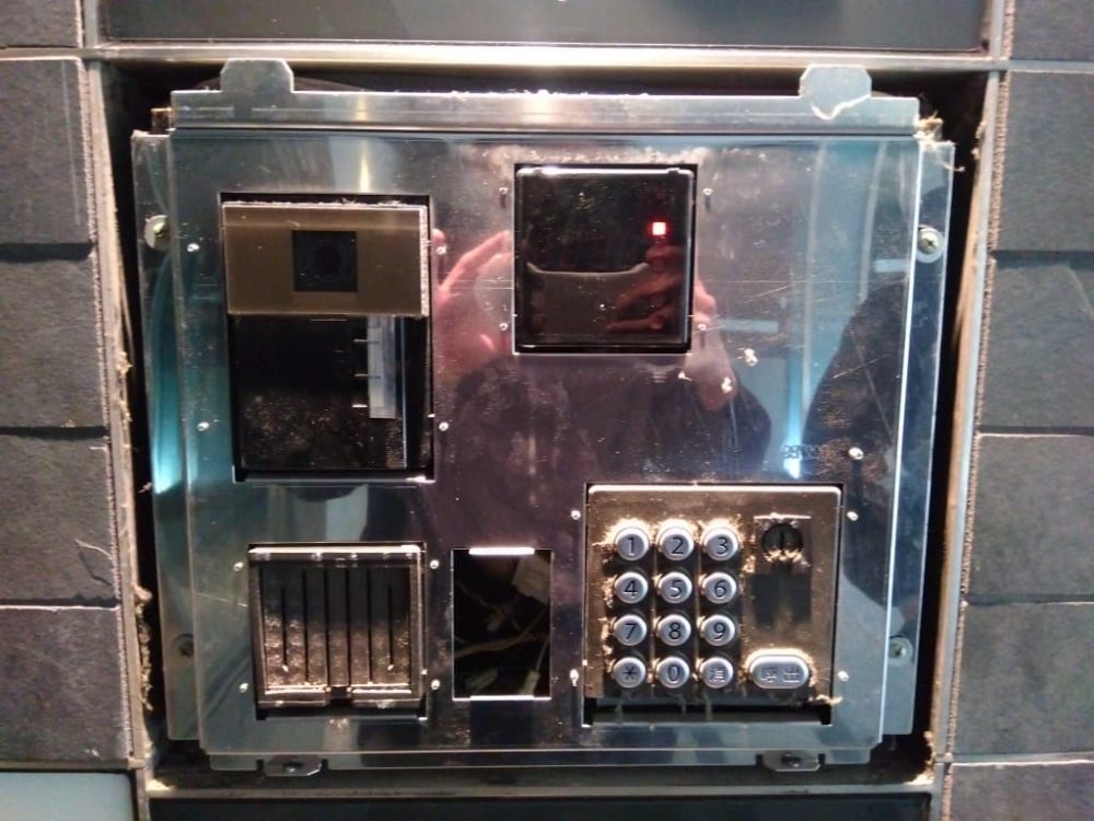 集合玄関機のパネルを取り外した画像