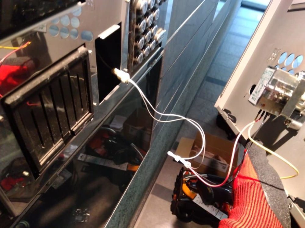 パネルを取り付けている画像