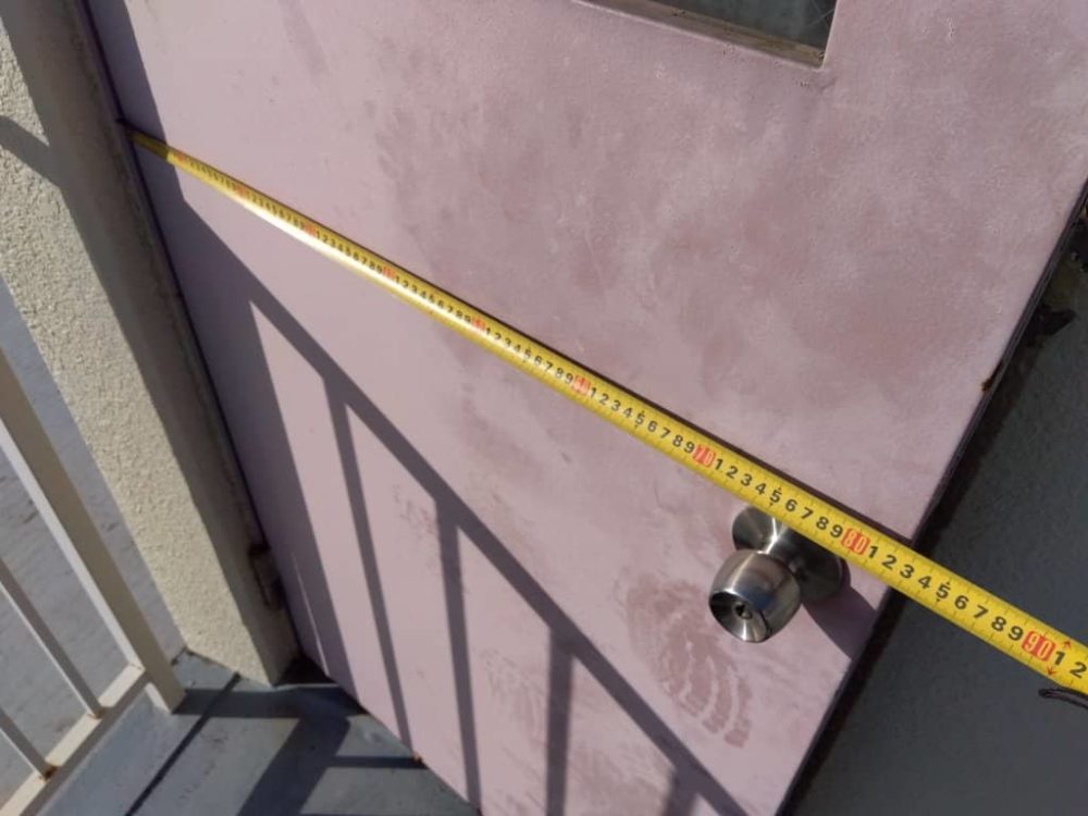 既存ドアの寸法を測っている画像