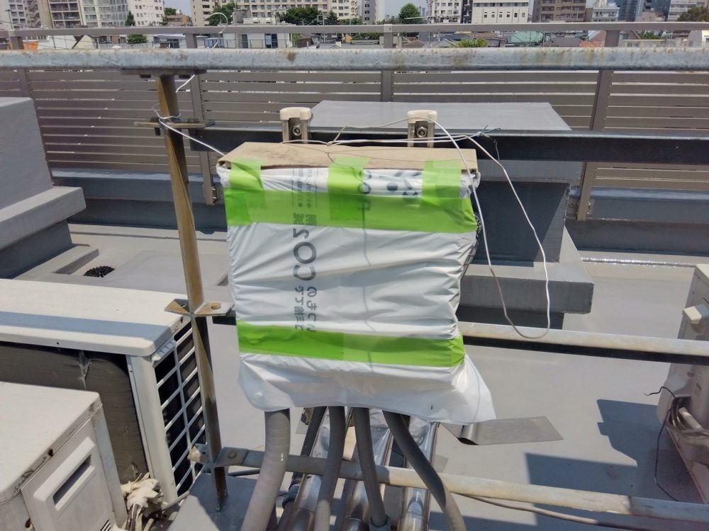 仮養生が施されている分電盤キャビネットの画像