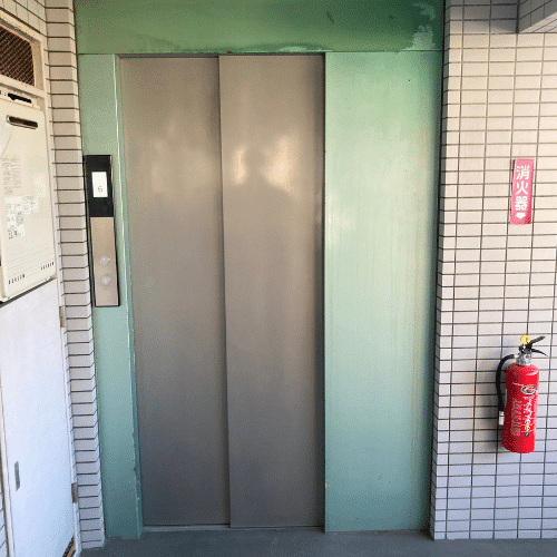 美装工事前のエレベーターの画像