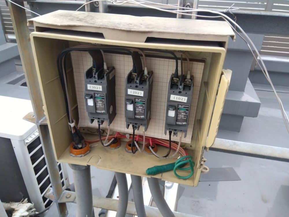 扉が取れている分電盤キャビネットの画像