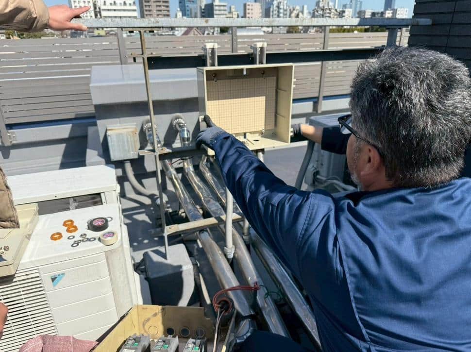 新しい分電盤キャビネットを設置している最中の画像