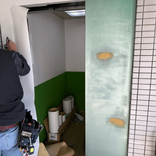 ダイノックシートを貼っている作業中の画像