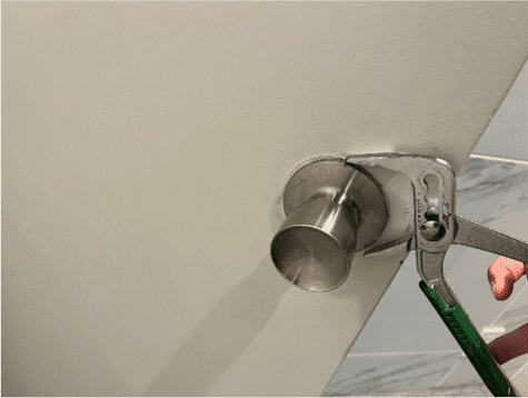 工具を使って丸座を増し締めしている画像