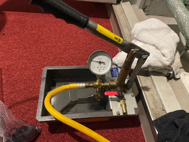 交換後、再度耐圧試験を行っている画像